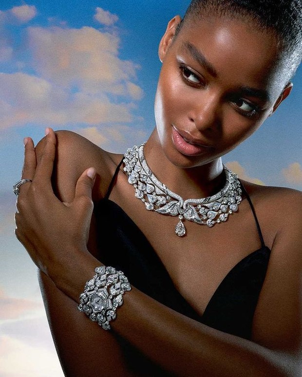 Blesnya Minher mengenakan koleksi Diamond Swan (instagram.com/bulgari) Blesnya Minher mengenakan koleksi Diamond Swan