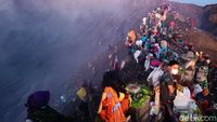Masih Ramai Aja Peringatan Yadnya Kasada di Bromo Saat Pandemi