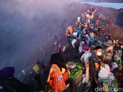 Masih Ramai Aja Peringatan Yadnya Kasada di Bromo Saat Pandemi