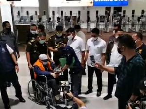 Momen Buron Hendra Subrata Tiba di Indonesia, Pakai Kursi Roda Momen Buron Hendra Subrata Tiba di Indonesia, Pakai Kursi Roda