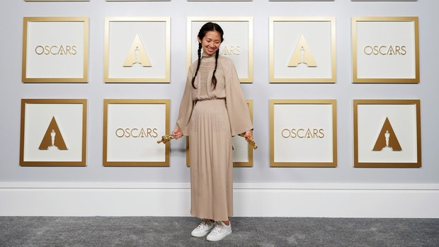 Chloe Zhao dengan sneakers putihnya di red carpet / Vogue Chloe Zhao saat menghadiri ajang penghargaan Oscars
