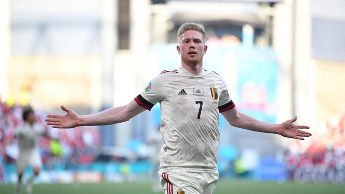 Belgiums midfielder Kevin De Bruyne celebrates after scoring the teams second goal during the UEFA EURO 2020 Group B football match between Denmark and Belgium at the Parken Stadium in Copenhagen on June 17, 2021. (Photo by Stuart Franklin / POOL / AFP)