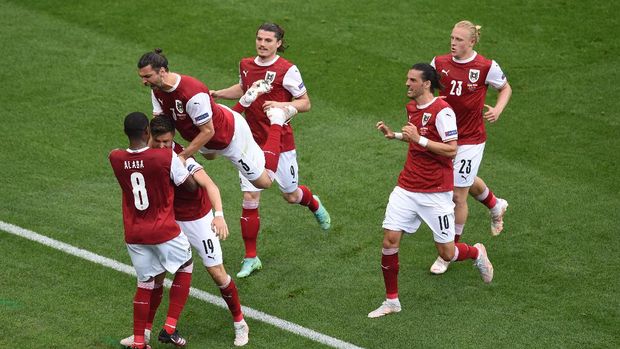 BUCHAREST, ROMANIA - JUNE 21: Christoph Baumgartner of Austria celebrates with David Alaba and Aleksandar Dragovic after scoring their side's first goal during the UEFA Euro 2020 Championship Group C match between Ukraine and Austria at National Arena on June 21, 2021 in Bucharest, Romania. (Photo by Mihai Barbu - Pool/Getty Images)