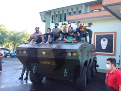 Cuma di Bali, Warga Ikut Vaksinasi COVID Bisa Rekreasi Naik Tank TNI