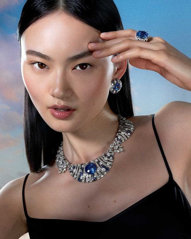 He Cong mengenakan Sapphire Petal Necklace (instagram.com/bulgari) He Cong mengenakan Sapphire Petal Necklace