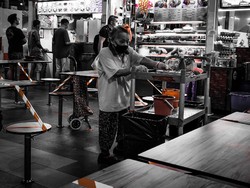 Hidup Kekurangan, Petugas Kebersihan Ini Tetap Tawarkan Minuman Gratis ke Pengunjung