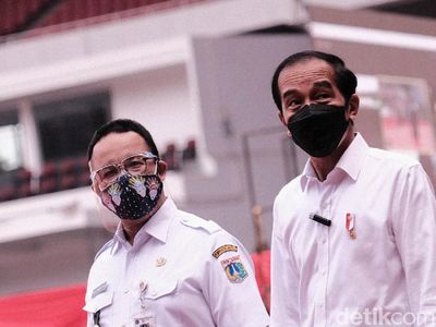 Jokowi Bareng Anies Pantau Vaksin Massal di GBK