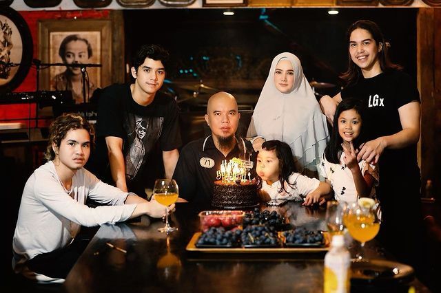 Kedekatan Mulan Jameela dengan putra Ahmad Dhani Al El dan Dul memang selalu jadi perbincangan. Yuk kita intip momen mereka!