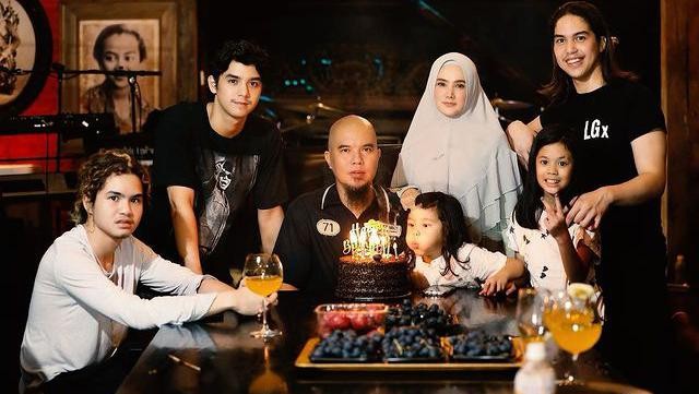 Kabar Terkini Artis dari InsertLive : Terpopuler: Ekspresi Al El Dul Foto Bareng Keluarga Mulan Jameela Vs Musisi Indonesia Terkaya