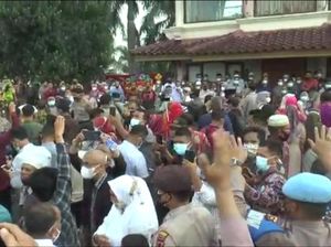 Polisi Bubarkan Kerumunan Massa Pelantikan Walkot Ahmadi Zubir Polisi Bubarkan Kerumunan Massa Pelantikan Walkot Ahmadi Zubir