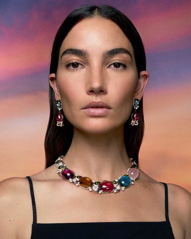 Lily Aldrige mengenakan Prodigious Color Necklace (instagram.com/bulgari) Lily Aldrige mengenakan Prodigious Color Necklace