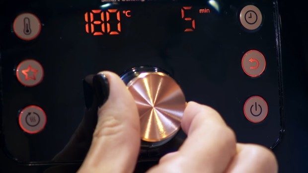 Memanaskan air fryer terlebih dahulu/youtube.com