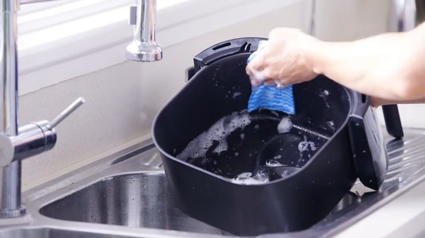 Membersihkan air fryer/youtube.com