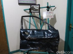 Merinding! Pintu Mobil Saksi Bisu Kecelakaan Nike Ardilla Dipajang di Museum