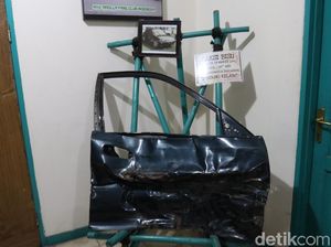 Merinding! Pintu Mobil Saksi Bisu Kecelakaan Nike Ardilla Dipajang di Museum Merinding! Pintu Mobil Saksi Bisu Kecelakaan Nike Ardilla Dipajang di Museum