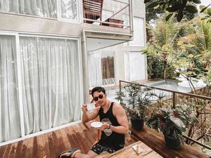 Gaya Keren Panji Komara, Manajer Nathalie Hoslcher saat Floating Breakfast Gaya Keren Panji Komara, Manajer Nathalie Hoslcher saat Floating Breakfast