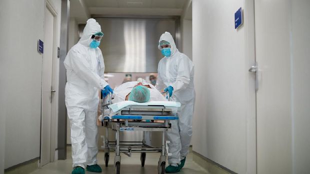 Transferring a patient from the emergency area into the ICU