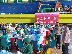 Peserta Vaksinasi COVID-19 Sempat Jebol Gerbang GOR Tawangalun, Ini Kata Polisi