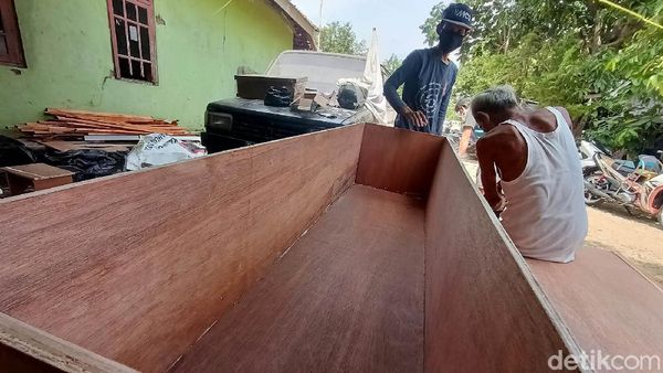 Perajin Mulai Kewalahan Layani Pesanan Peti Mati