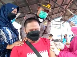 Pria 30 Tahun di Riau Nangis Sesenggukan Disuntik Vaksin, Ibunya Acungi Jempol