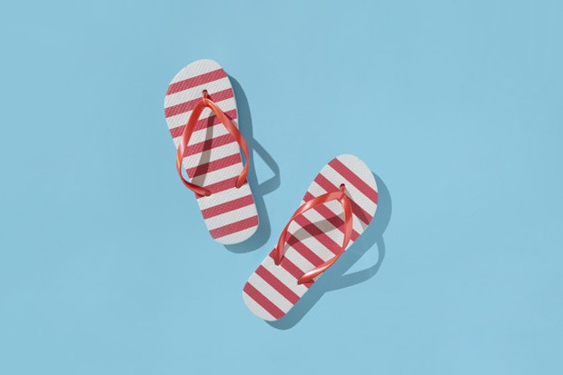 Penggunaan sandal jepit setiap hari menyebabkan plantas fasciitis atau penebalan fascia plantar.