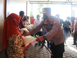 Semangatnya Warga Ngawi Dapat Bantuan Beras Usai Divaksin