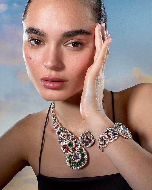 Solange Smith mengenakan Baroque Spinel Necklace (instagram.com/bulgari) Solange Smith mengenakan Baroque Spinel Necklace