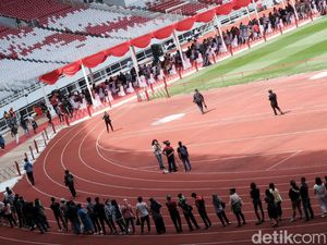 Antrean Panjang Vaksinasi Massal Usia 12 Tahun ke Atas di GBK Antrean Panjang Vaksinasi Massal Usia 12 Tahun ke Atas di GBK