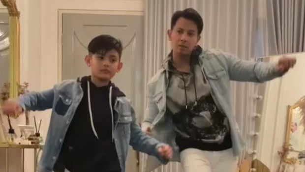 Sonny Septian ayah sambung dari King Faaz disebut makin mirip dengan putranya itu. Yuk kita intip potret kompak style outfit mereka!