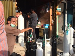 Tabung Oksigen Langka, Pembeli Rela Antre dari Pagi