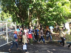 Ini Alasan Peserta Vaksinasi Nekat Jebol Pintu Gerbang GOR Tawangalun