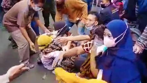 Vaksinasi COVID-19 di Banyuwangi, Peserta Vaksin Jebol Gerbang GOR Tawangalun