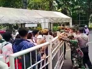 Peserta Vaksinasi COVID-19 di Banyuwangi Nekat Jebol Gerbang GOR Tawangalun Peserta Vaksinasi COVID-19 di Banyuwangi Nekat Jebol Gerbang GOR Tawangalun