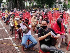 Ramai-ramai Warga Solo Ikut Vaksinasi Corona di 3 Lokasi Ini