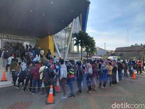 Vaksinasi Massal COVID-19 di Cimahi Timbulkan Kerumunan