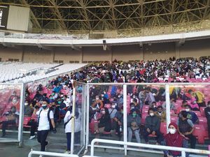 Warga KTP DKI Mulai Berdatangan ke GBK untuk Vaksinasi Massal