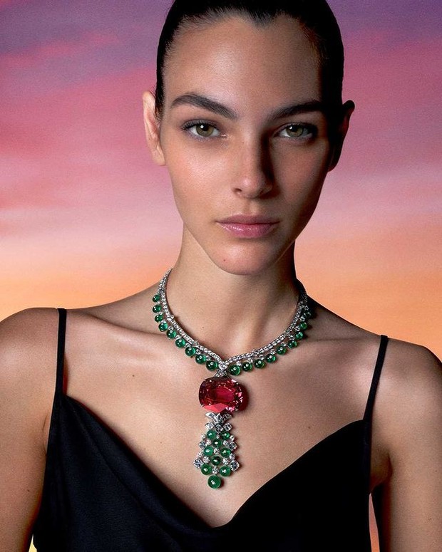 Vittoria Cerretti mengenakan Ruby Metamorphosis Necklace (instagram.com/bulgari) Vittoria Cerretti mengenakan Ruby Metamorphosis Necklace