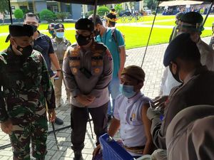 Takut COVID-19, Warga Antusias Ikut Vaksinasi di Mapolres Mojokerto