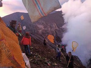 Peringatan Yadnya Kasada di Bromo Digelar Sederhana Saat Lonjakan Kasus COVID-19