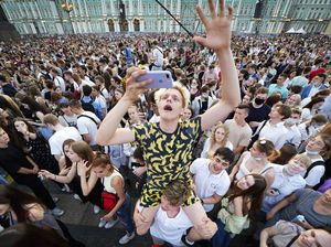 Nekat! Ratusan Wisudawan Rayakan Kelulusan Tanpa Masker di Rusia