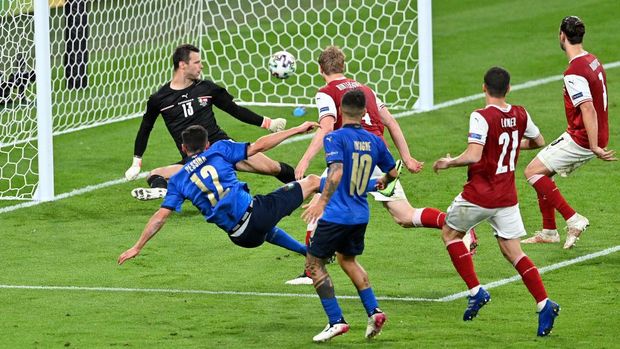 LONDON, ENGLAND - JUNE 26: Matteo Pessina of Italy scores their side's second goal past Daniel Bachmann of Austria during the UEFA Euro 2020 Championship Round of 16 match between Italy and Austria at Wembley Stadium at Wembley Stadium on June 26, 2021 in London, England. (Photo by Justin Tallis - Pool/Getty Images)