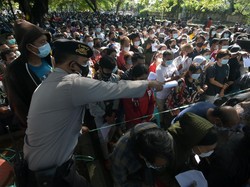 Pakar Kesehatan Soroti Vaksinasi Massal yang Malah Picu Kerumunan