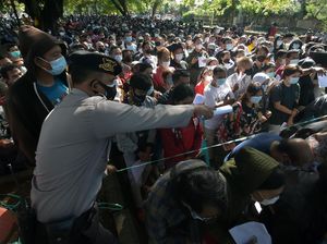 Pakar Kesehatan Soroti Vaksinasi Massal yang Malah Picu Kerumunan Pakar Kesehatan Soroti Vaksinasi Massal yang Malah Picu Kerumunan