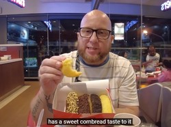 Bule Ini Cicip Pukis Viral dari KFC Indonesia, Begini Pendapatnya!