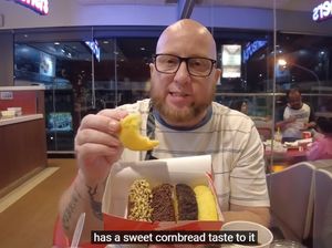 Bule Ini Cicip Pukis Viral dari KFC Indonesia, Begini Pendapatnya! Bule Ini Cicip Pukis Viral dari KFC Indonesia, Begini Pendapatnya!