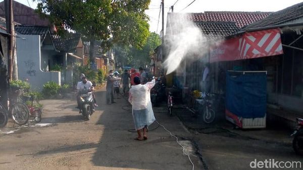 Corona Meningkat, Warga Sawangan Ini Disinfeksi Wilayahnya Sendiri Corona Meningkat, Warga Sawangan Ini Disinfeksi Wilayahnya Sendiri