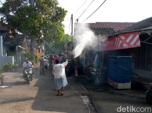 Corona Meningkat, Warga Sawangan Ini Disinfeksi Wilayahnya Sendiri Corona Meningkat, Warga Sawangan Ini Disinfeksi Wilayahnya Sendiri