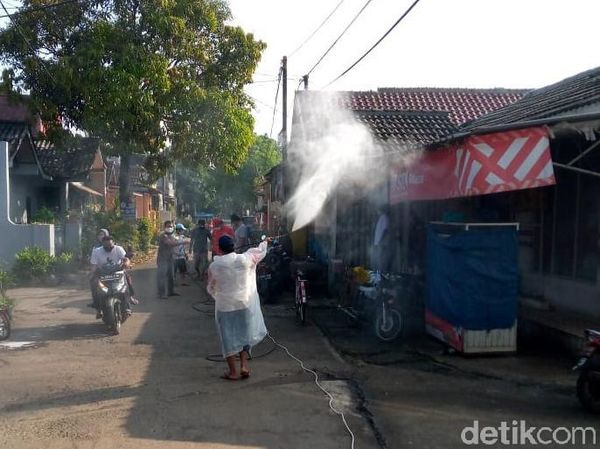 Corona Meningkat, Warga Sawangan Ini Disinfeksi Wilayahnya Sendiri