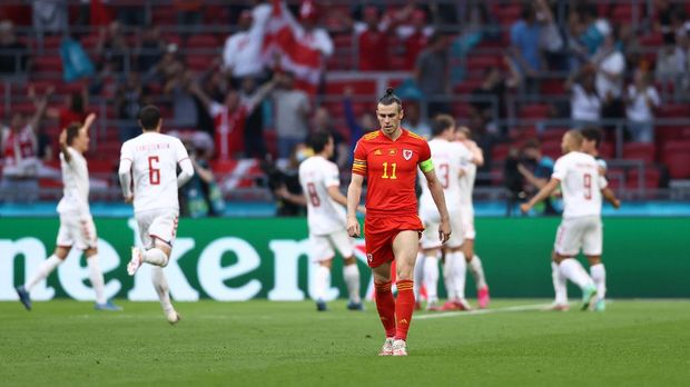 AMSTERDAM, NETHERLANDS - JUNE 26: Gareth Bale of Wales looks dejected after the Denmark second goal scored by Kasper Dolberg (Not pictured) of Denmark during the UEFA Euro 2020 Championship Round of 16 match between Wales and Denmark at Johan Cruijff Arena on June 26, 2021 in Amsterdam, Netherlands. (Photo by Dean Mouhtaropoulos/Getty Images)