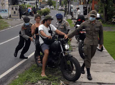 Seribu Satu Cara Mengerem Laju Kasus Corona